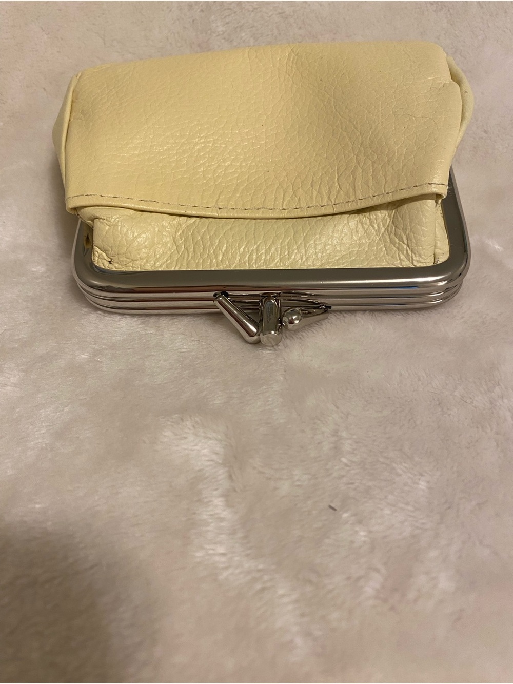 đ¸ Buxton Pale Yellow Leather Kiss-Lock Coin Purse - Picture 4 of 11
